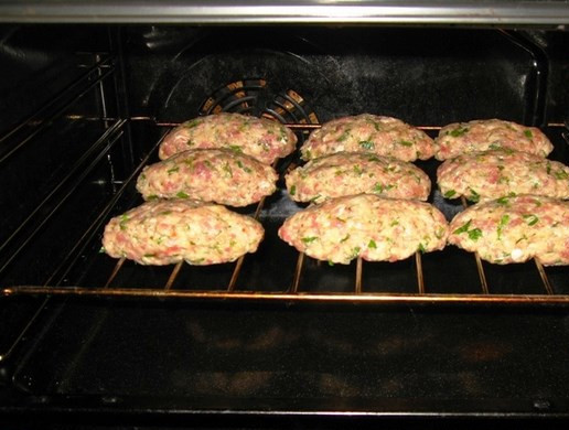 1. Этап. Фарш на гриле: Отправляем в духовку жариться, не забудьте поставить противень снизу или поднос, чтобы жир стекал.