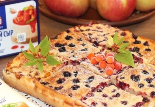 1. Этап. Пирог с кремом и мелкими ягодами: 15. Выпекаю пирог в разогретой до 180 С духовке, минут 40 - 45 или до готовности пирога. Время выпечки и температура зависят от особенностей духовки. Охлажденный пирог извлекаем из формы и посыпаем сахарной пудрой. Приятного чаепития!