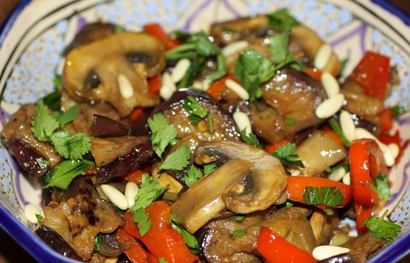 1. Этап. Салат из баклажана: 4. Смешиваем обжаренные овощи и грибы, добавляем зелень и соль по вкусу. Теперь нам нужно добавить уксус (желательно бальзамический). Все перемешиваем, выкладываем в порционную емкость и посыпаем кедровыми орешками. Такой салат из баклажана можно подавать даже теплым.