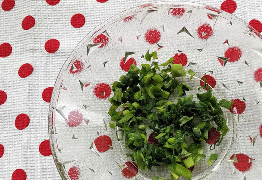 1. Этап. Салат Пылкое сердце: Овощи и зелень промыть и обсушить бумажным полотенцем. Перья зелёного лука нарезать колечками.