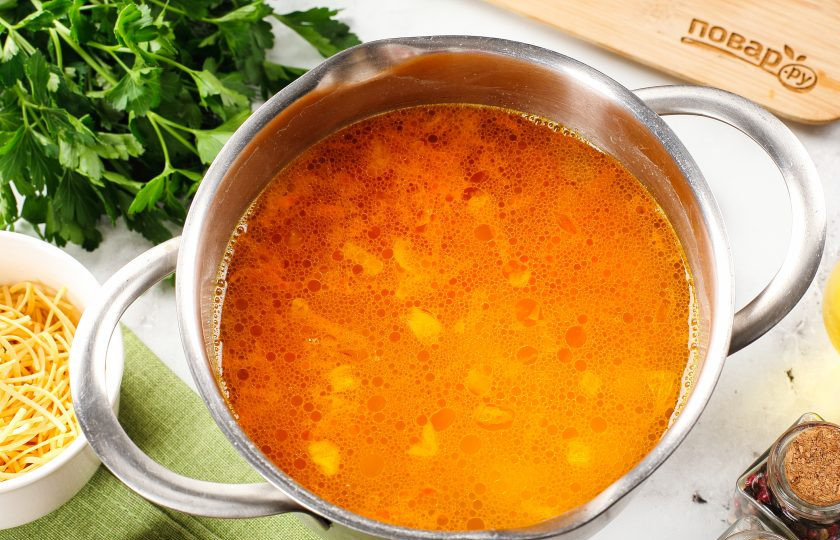 1. Этап. Суп с килькой в томате с вермишелью: Когда картофель будет почти готов, добавьте содержимое сковороды.