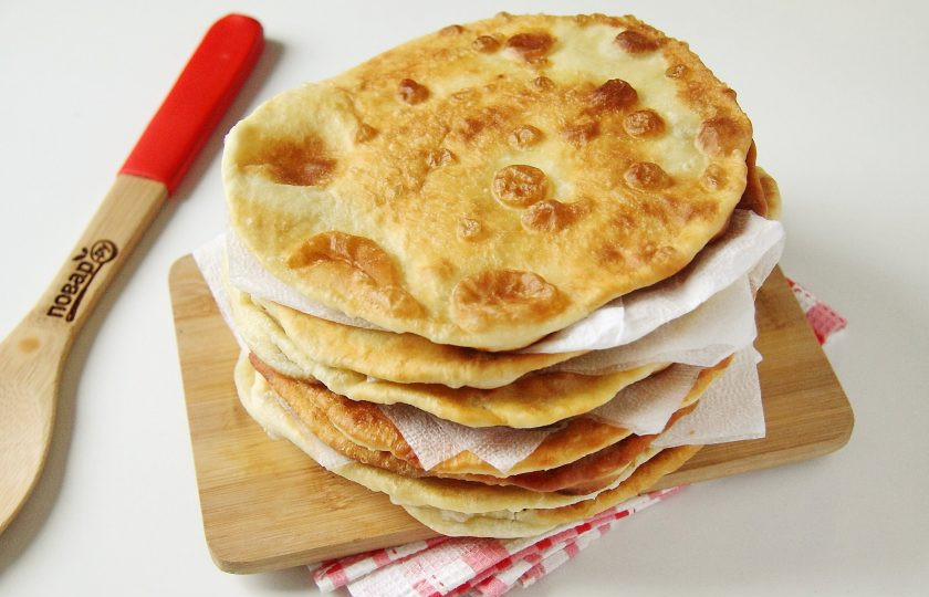 1. Этап. Чельпек: Для удаления излишков масла проложите лепешки бумажными салфетками.