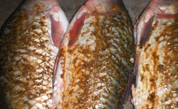 1. Этап. Карась в духовке с картошкой: Теперь натираем рыбу специями и оставляем на несколько минут. Можно так же немного сбрызнуть лимонным соком.