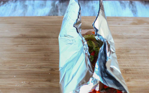 1. Этап. Камбала, запеченная с овощами: Заворачиваем плотно в конвертик. Для подстраховки, фольгу лучше сразу сложить в два-три слоя.