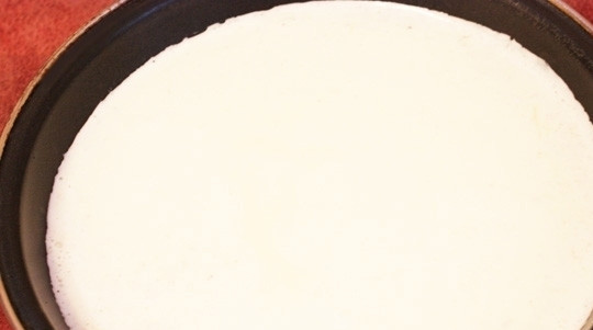 1. Этап. Цветная капуста с куриным филе: В сковороду вливаем сливки и начинаем их нагревать. Добавляем тертый сыр, соль и перец, греем, постоянно помешивая, до полного растворения сыра. Теперь добавим чеснок.