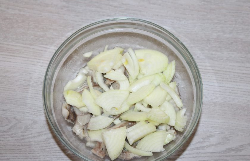 1. Этап. Хе из сельди по-корейски: В сельдь добавьте лук.