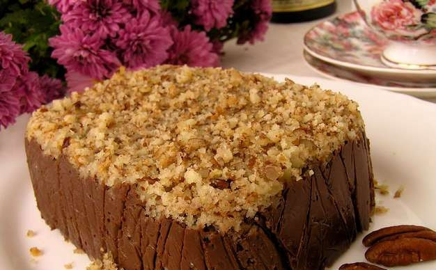 1. Этап. Итальянский шоколадный торт: Остатком орехов присыпьте торт сверху. Поставьте десерт в холодильник на несколько часов, а лучше на всю ночь, чтобы он застыл и хорошенько пропитался.