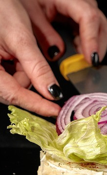 1. Этап. Острый бургер с куриной котлетой: Выложить салат и колечко красного лука.