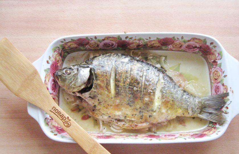 1. Этап. Карп в духовке на луковой подушке: Запекайте еще 15 минут до золотистой корочки.