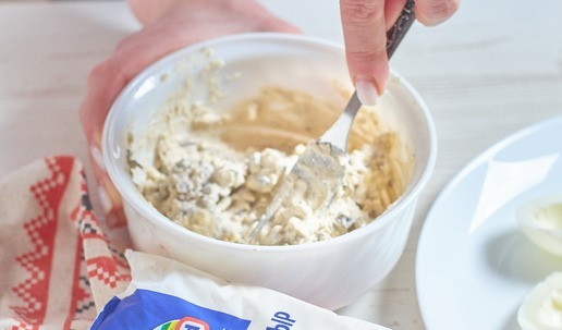 1. Этап. Фаршированные яйца с сыром: Перемешать желтки с сырными грибами. Посолить и поперчить.