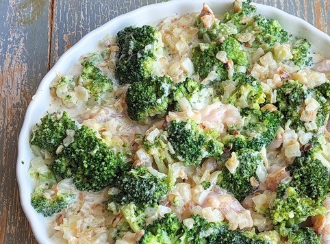 1. Этап. Брокколи с курицей в сырно-сливочном соусе: Полить соусом брокколи с куриным филе.