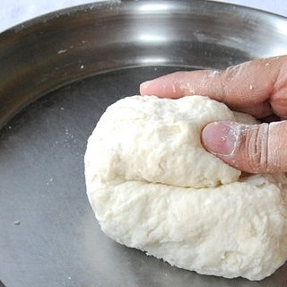 1. Этап. Самса: 9. Добавив воду, замесите мягкое и эластичное тесто.