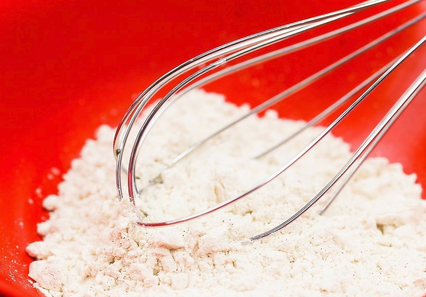 1. Этап. Оригинальный рецепт курицы: Смешайте муку, соль и перец.