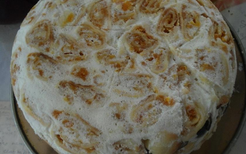 1. Этап. Торт с курагой: Утром снять бумагу, а торт аккуратно перевернуть в блюдо. Бумагу выкинуть.