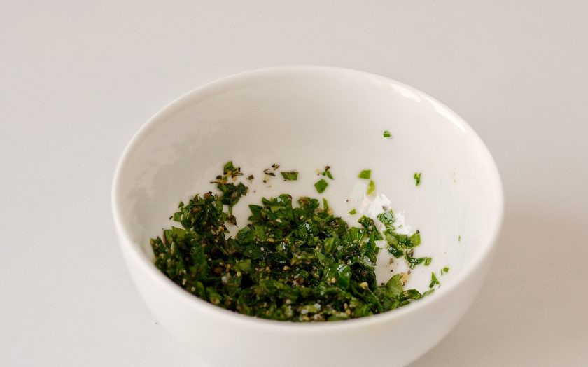 1. Этап. Хлеб с манкой: Нарубите мелко зелень, добавьте специи. Смешайте оливковое масло со специями и зеленью, чтобы получилась кашица.