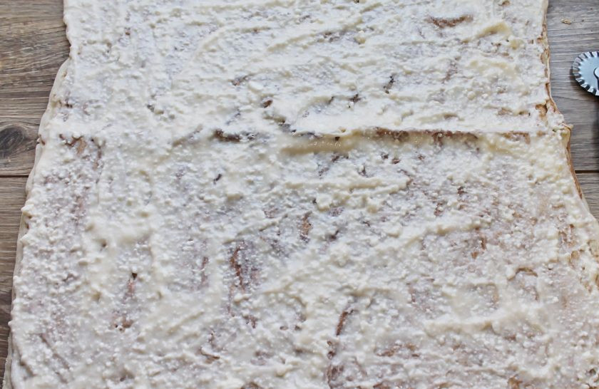 1. Этап. Рулет из лаваша с творогом и вишней: Расстелите лаваш на рабочей поверхности и нанесите творожную массу ровным слоем по всей поверхности.