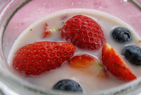 1. Этап. Ленивая овсянка в банке: 2. Вымойте и обсушите ягоды или фрукты. Прекрасно подойдут яблоки, бананы, клубника или малина, черника и даже цитрусовые. При необходимости измельчите их и добавьте в банку.