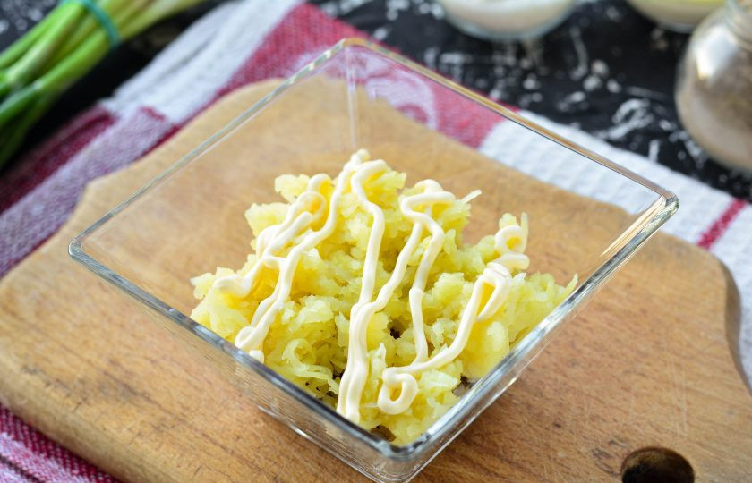 1. Этап. Селедка под шубой постная: Затем выложите картофель, немного подсолите и полейте постным майонезом.