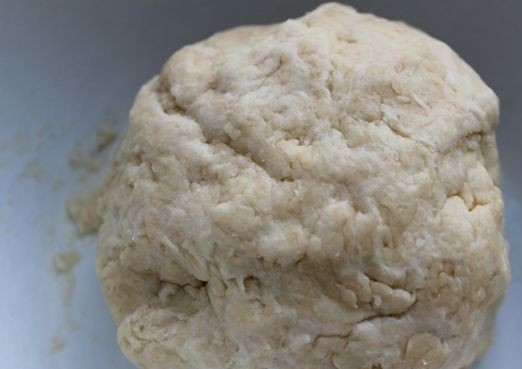 1. Этап. Маленькие пирожки с мясом: 4. Осталось добавить немного (около 3-4 столовых ложек) очень холодной воды и замесить тесто.