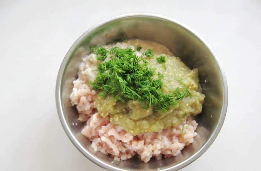 1. Этап. Куриные котлеты с баклажанами: Укроп помойте, мелко нарежьте и добавьте в миску с фаршем.