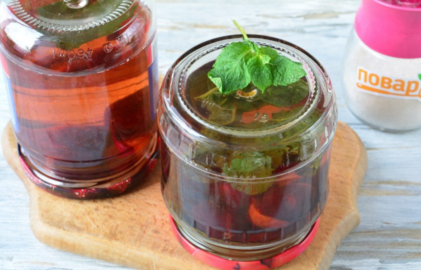 1. Этап. Компот из сливы и мяты на зиму: Закатайте банки крышками, переверните вверх дном и утеплите до полного остывания.