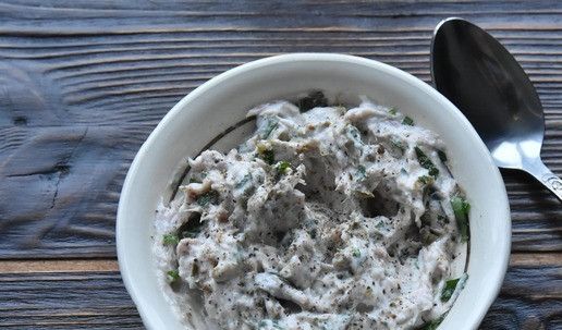 1. Этап. Закусочные орешки с тунцом и рикоттой: Соединяю тунец с рикоттой, измельченной зеленью. каперсами, перцем, солью и травами.