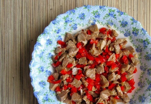 1. Этап. Заливные пирожки с индейкой: Остудите, крупные кусочки индейки нарежьте помельче.