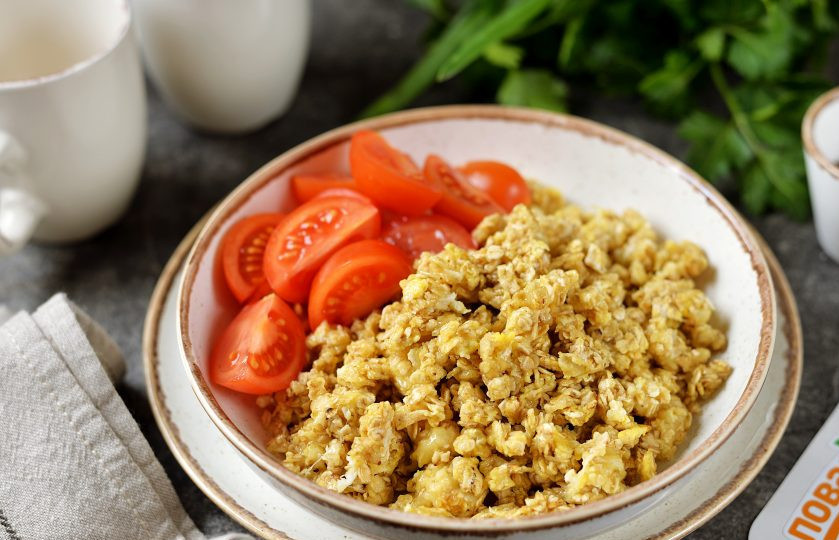 1. Этап. Жареная овсянка с яйцом: Подавайте готовую жареную овсянку с яйцом со свежими овощами и чашкой ароматного кофе. Приятного аппетита!