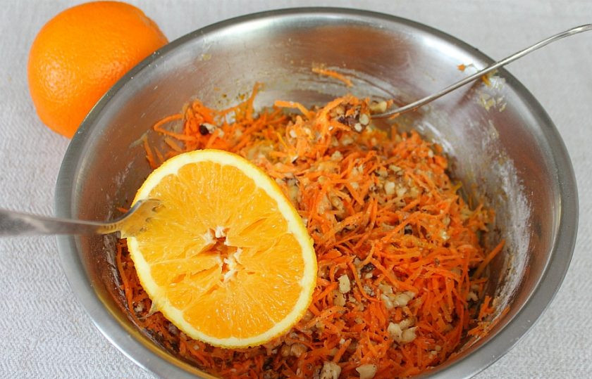 1. Этап. Морковно-апельсиновые кексы: Апельсин разрезаем пополам и выжимаем из него сок. Получится около 100 мл. Сок апельсина наливаем в тесто и все хорошо перемешиваем.