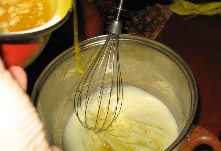 1. Этап. Соус для горбуши: Как только соус остынет, мы начинаем в него тонкой струйкой вводить предварительно растопленное сливочное масло, не переставая при этом взбивать массу.