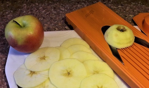 1. Этап. Яблоки в блинном тесте ПП: Шинкуем тонкими кружочками