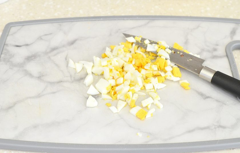 1. Этап. Салат по-царски с семгой и креветками: Яйца отварите, охладите, измельчите.