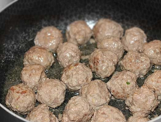 1. Этап. Тефтели под томатным соусом: 8. На отдельной сковороде обжарить тефтели на сильном огне до образования корочки. В соус добавить томатную пасту, как следует все перемешать.