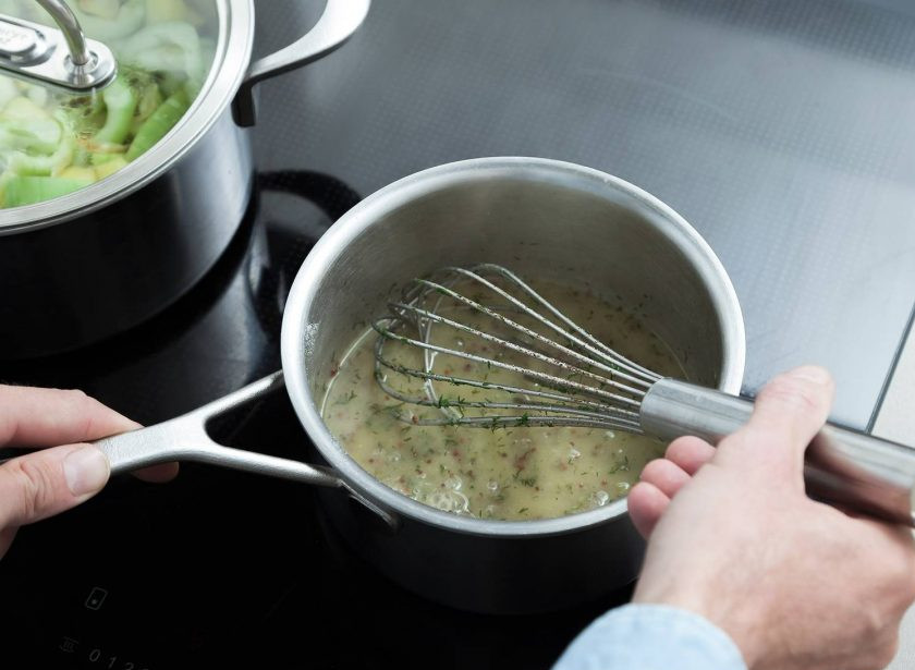 1. Этап. Судак в беконе: 3. Тем же временем в сотейнике подогрейте сливочное масло. Добавьте к нему сахар и муку. Готовьте 2 минуты. Теперь влейте бульон. Перемешайте. Потом добавьте соль, горчицу, уксус, зёрна, половину укропа и перец. Помешивая, готовьте до единой густой консистенции.