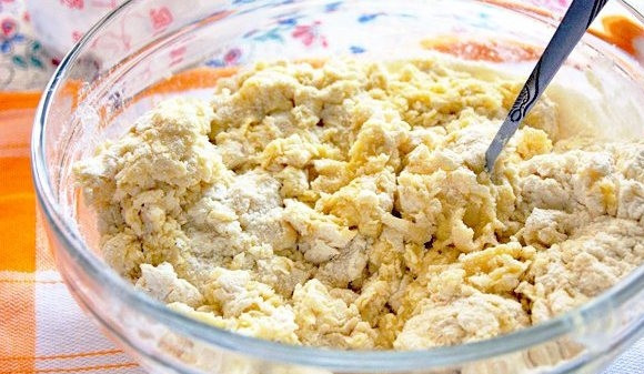 1. Этап. Сушки домашние: Перемешайте тесто ложкой.