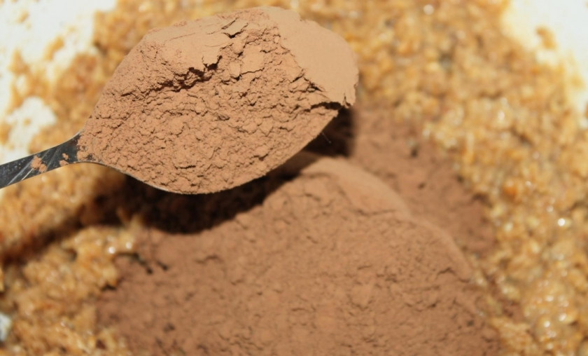 1. Этап. Пирожное Картошка со сгущенкой: 5. Подготовьте какао. Отсыпьте пять столовых ложек. Затем выложите его в молочно-сливочную смесь. Все тщательно перемешайте.