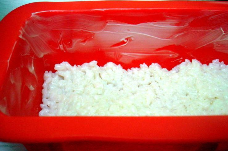 1. Этап. Рисовая запеканка с яблоками: Выкладываем в форму 1/3 часть всего риса, равномерно распределяем по поверхности.