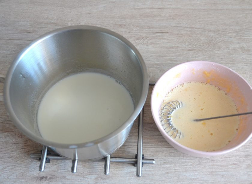 1. Этап. Рисовый пирог с вишней: Нагрейте 200 грамм молока до кипения и влейте половину горячего молока тонкой струйкой в яично-мучную смесь, смешайте до однородности. Затем перелейте эту смесь в сотейник к оставшемуся молоку. Нагрейте при интенсивном помешивании до загустения. Как только смесь начнет загустевать, немедленно снимите с огня, чтобы яйцо не свернулось.