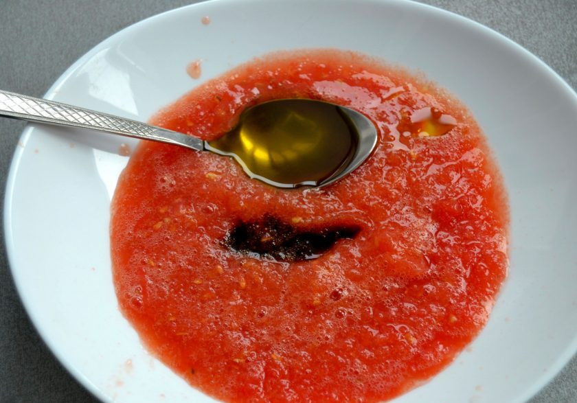 1. Этап. Итальянский салат Пармиджано: Добавьте в заправку оливковое масло и бальзамический уксус, посолите по вкусу.