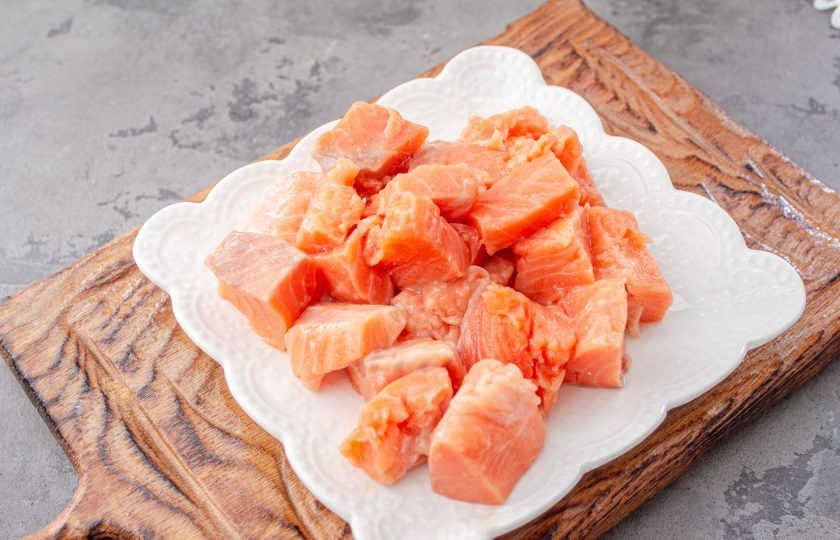 1. Этап. Запеканка из цветной капусты и семги: Рыбу промойте, обсушите бумажными полотенцами, очистите от хребта, кожи и костей. Мякоть нарежьте на кусочки среднего размера. После очищения рыбы, чистой мякоти осталось около 400 грамм.