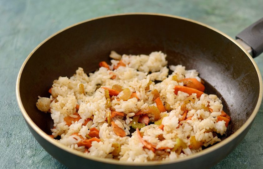 1. Этап. Рис с сельдереем и морковью: Соедините рис и овощи, аккуратно перемешайте.