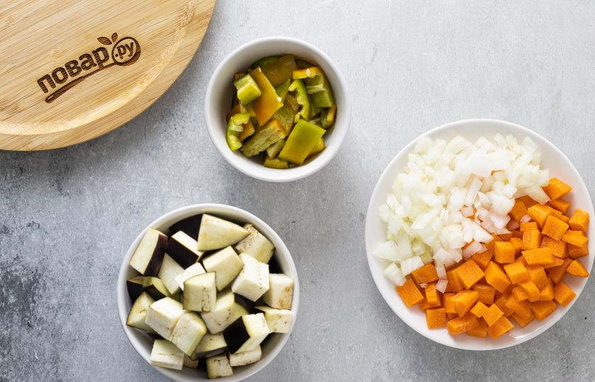 1. Этап. Лобио из баклажанов: Нарежьте морковь и репчатый лук на мелкие кубики, а баклажаны можно порезать более крупно. Сладкий перец очистите от семян и порежьте на небольшие ломтики.