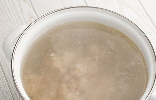 1. Этап. Суп с перловкой и курицей: Предварительно промываем и замачиваем перловку в кипятке на пару часов. Куриное мясо отвариваем до полуготовности. Кладем в бульон перловку и картофель, порезанный кубиками. Варим на среднем огне.