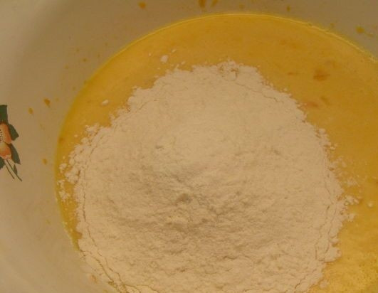 1. Этап. Тыквенные блины: 4. В самом конце солим тесто и вводим муку. Продолжаем взбивать, а тем временем ставим сковороду на огонь, накаляем ее.