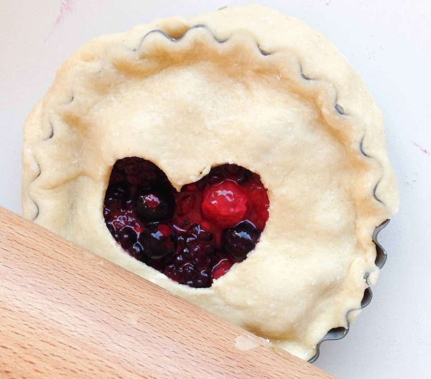 1. Этап. Корзиночки из творожного теста с ягодами: Или украсьте корзинку вот такой верхушкой с вырезом в виде сердца.