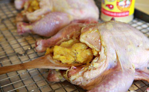 1. Этап. Курица, фаршированная бананами: 4. Заполнить полость банановым пюре. Связать ноги шпагатом.