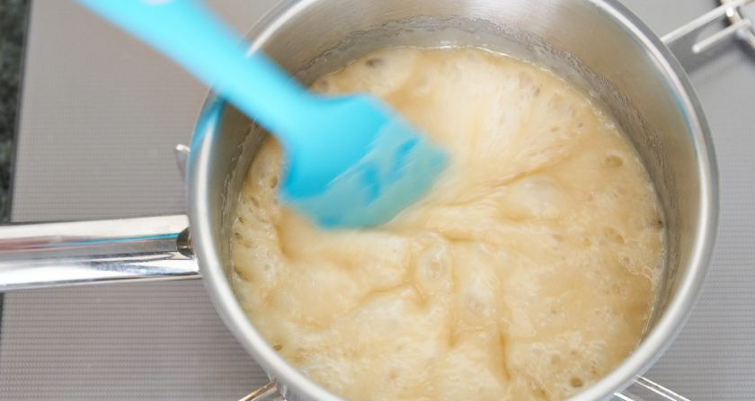 1. Этап. Десерт с миндалем: 4. Когда сахар растворился, снимите крышку и варите постоянно помешивая, пока смесь не достигнет 148 градусов.