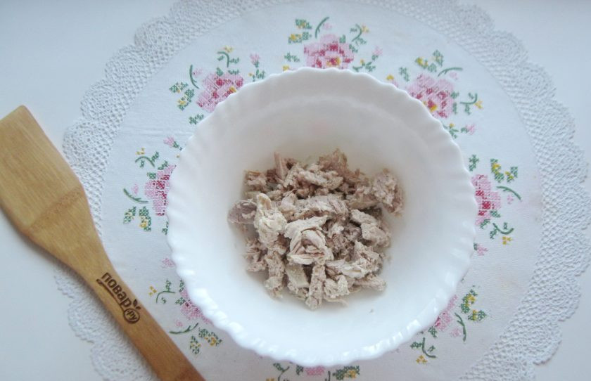 1. Этап. Салат с мясом и жареными шампиньонами: Отварную свинину мелко нарежьте и выложите в салатник.