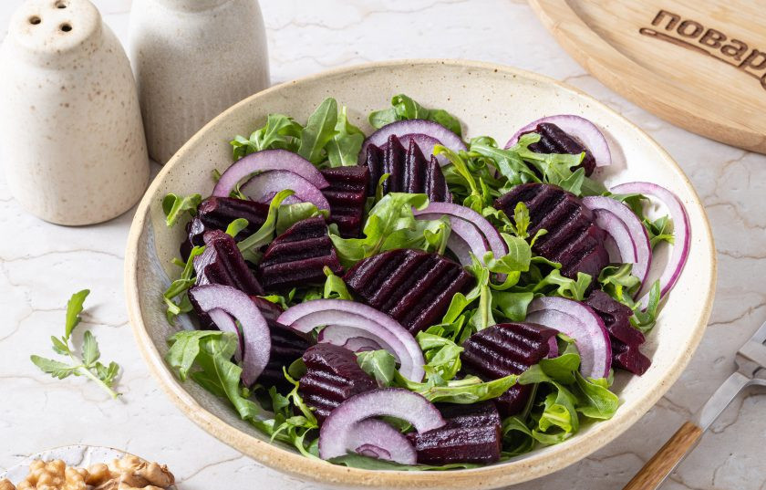 1. Этап. Салат со свеклой и сливочным сыром: Красный лук нарежьте полукольцами и добавьте в миску.