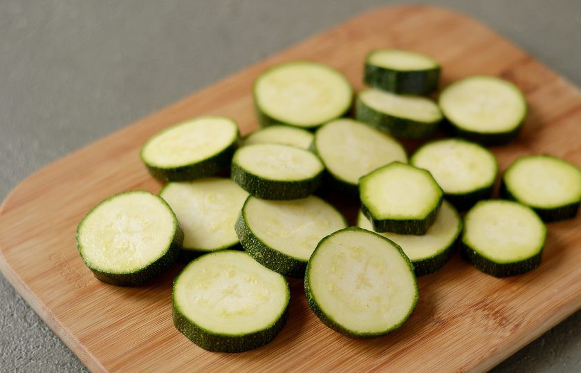 1. Этап. Кабачки с песто: Кабачки нарежьте кружочками толщиной 0,5-1 см.